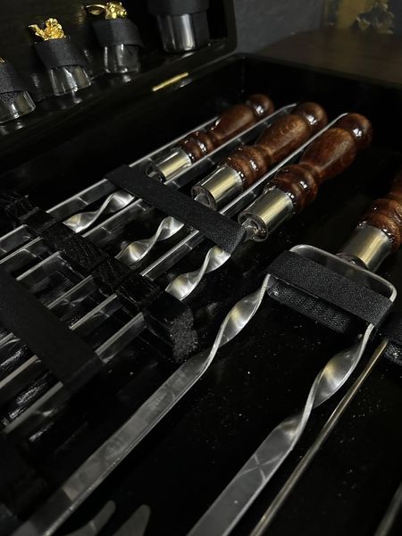 Подарунковий набір шампурів у кейсі з дерева &ldquo;ВОЇН&rdquo; воїн фото